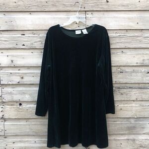 Vintage Jaqueline Ferrar long sleeve velvet dress in a dark green. Size 16.
